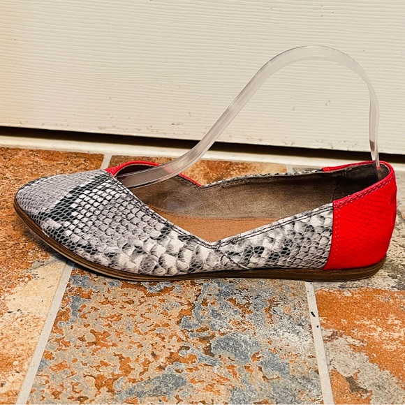 🌹Toms Snake/Python Print Red, Black & White Flats! - Picture 8 of 13